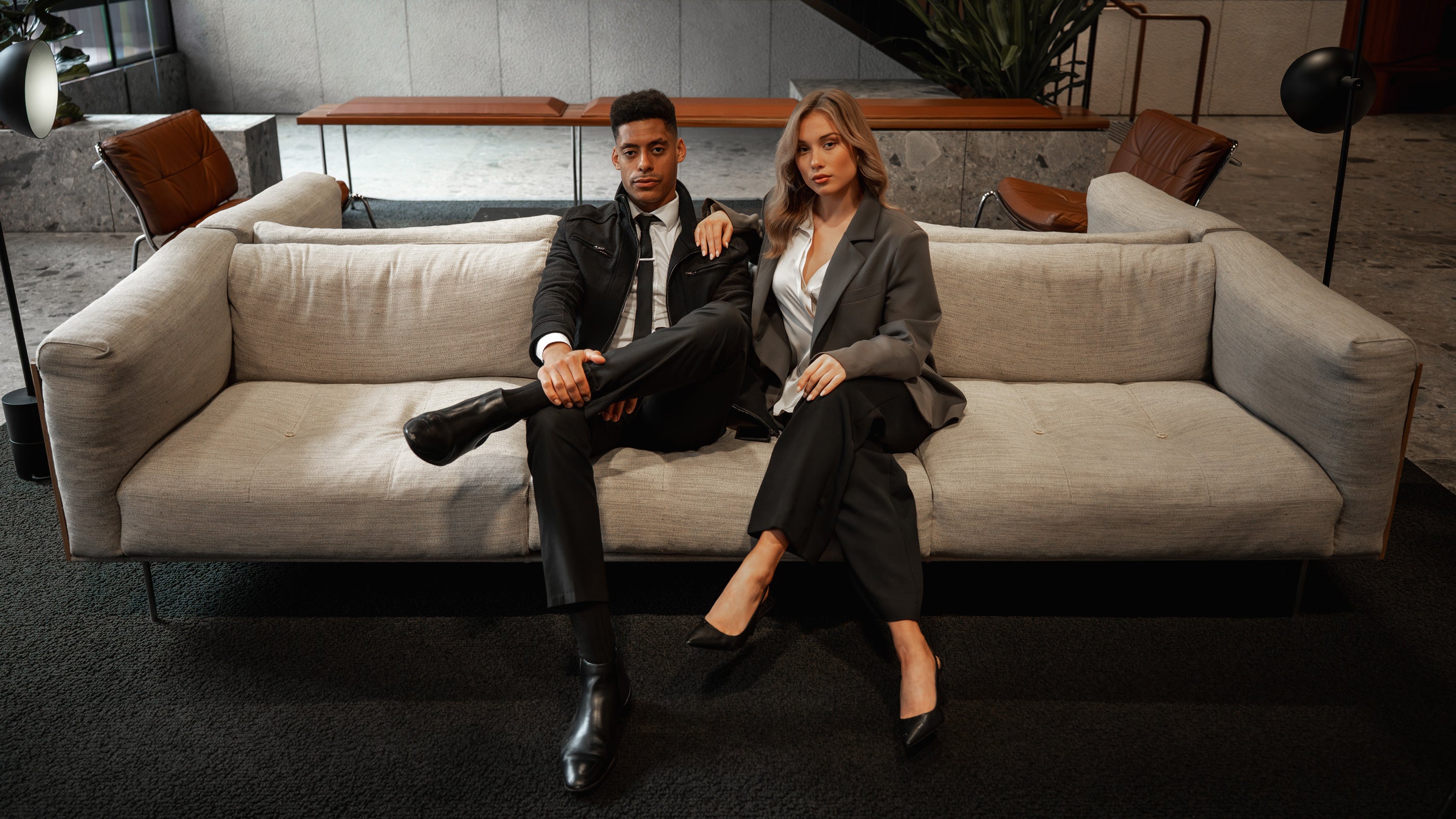 Eleganter Business-Look: Mann im Anzug mit schwarzen Businesssocken von BLACKSOCKS – bequem per Sockenabo erhältlich.