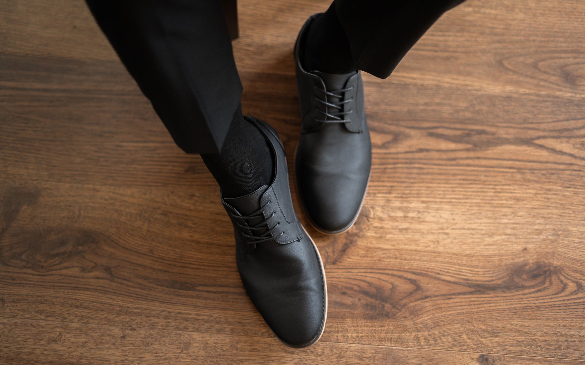 Klassische schwarze Businesssocken von BLACKSOCKS kombiniert mit eleganten Lederschuhen.