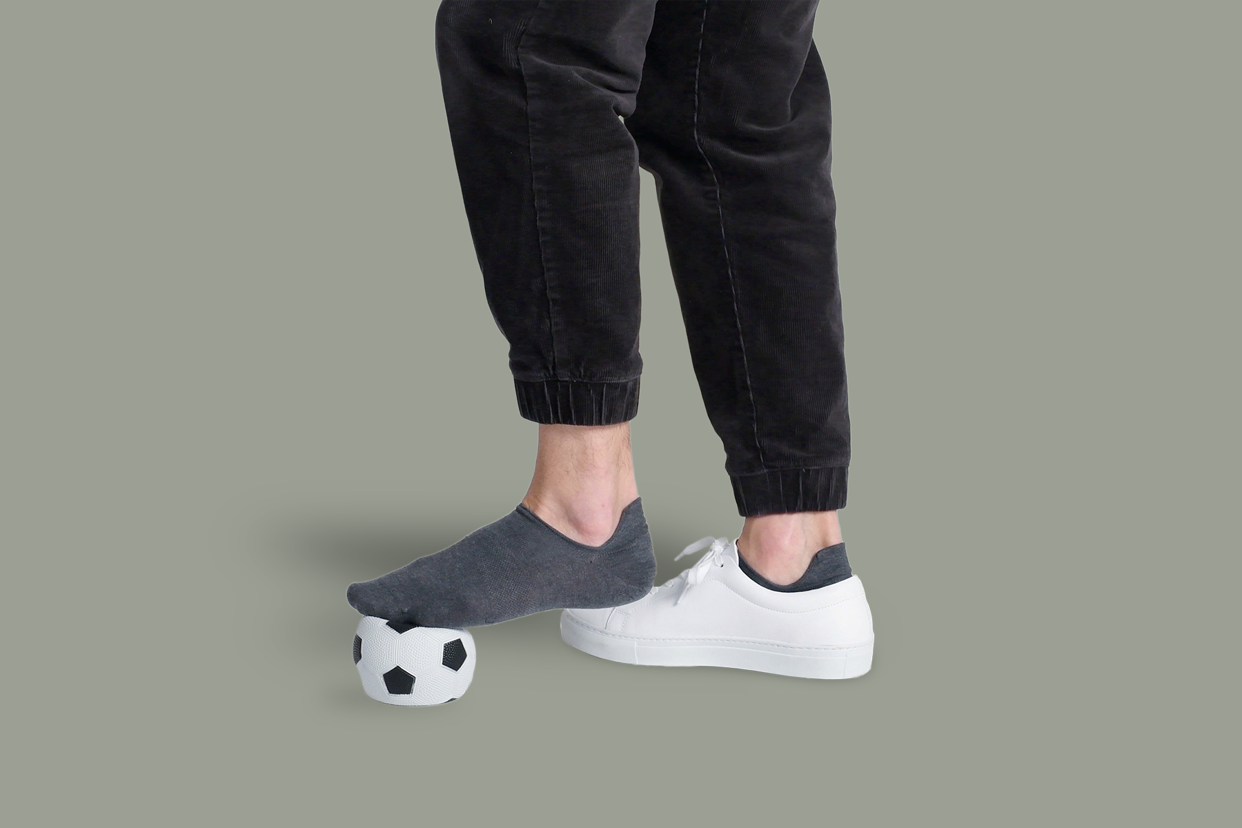 Mann trägt Organic Sneaker Socks in Grau