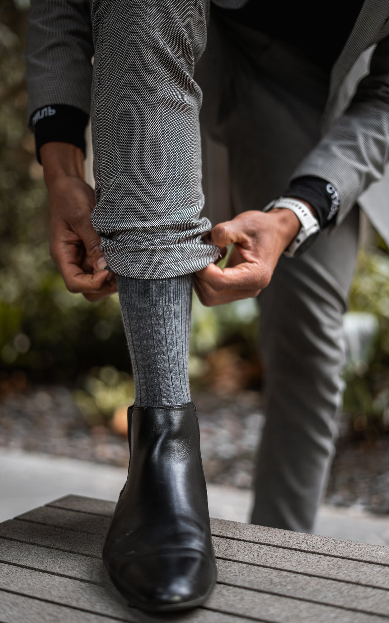 Graue Businesssocken von BLACKSOCKS kombiniert mit Anzughose und schwarzen Chelsea Boots.